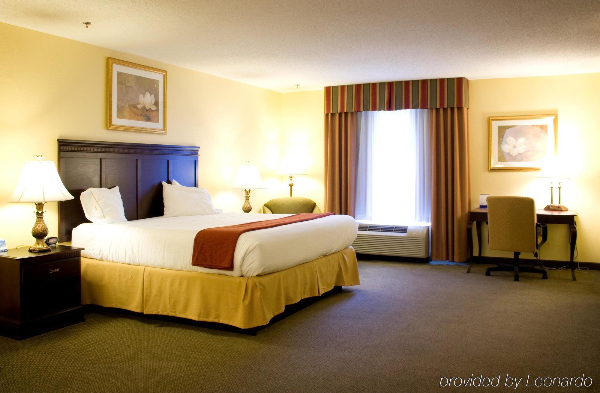 Holiday Inn Express & Suites - Tuscaloosa-University, An Ihg Hotel Room photo
